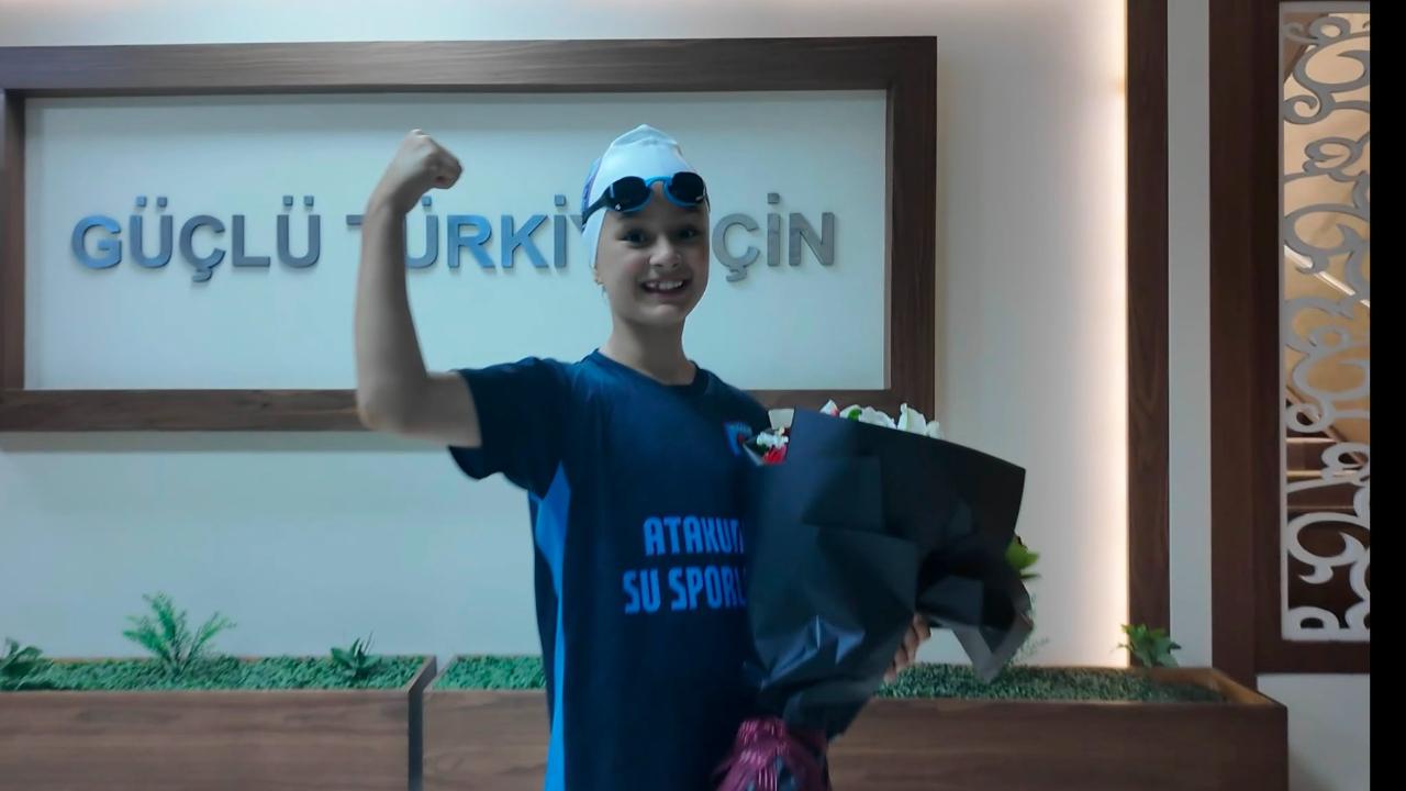 Şehit polisin kızı yüzme şenliğinde iki il ikinciliği elde etti